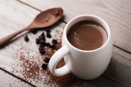 Como fazer chocolate quente simples com nescau - foto: Canva