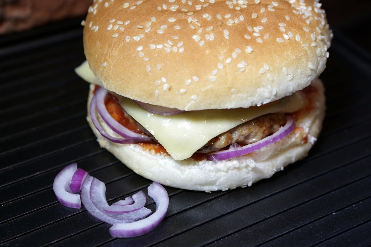 Como fazer hambúrguer caseiro: com essas dicas é impossível dar errado - foto: Canva