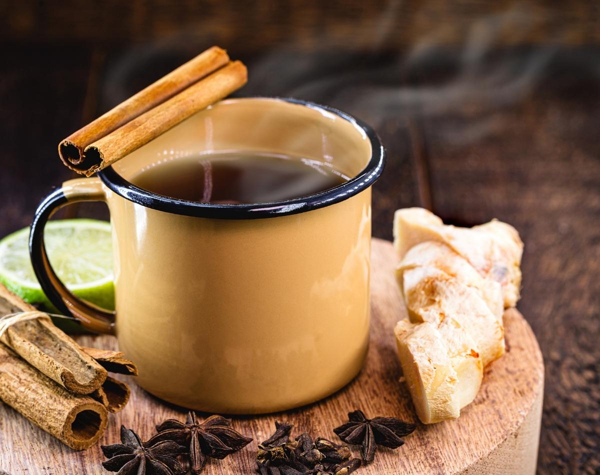 Como fazer quentão com gengibre e cachaça em 6 passos simples - foto: Canva Como fazer quentão com gengibre e cachaça em 6 passos simples - foto: Canva