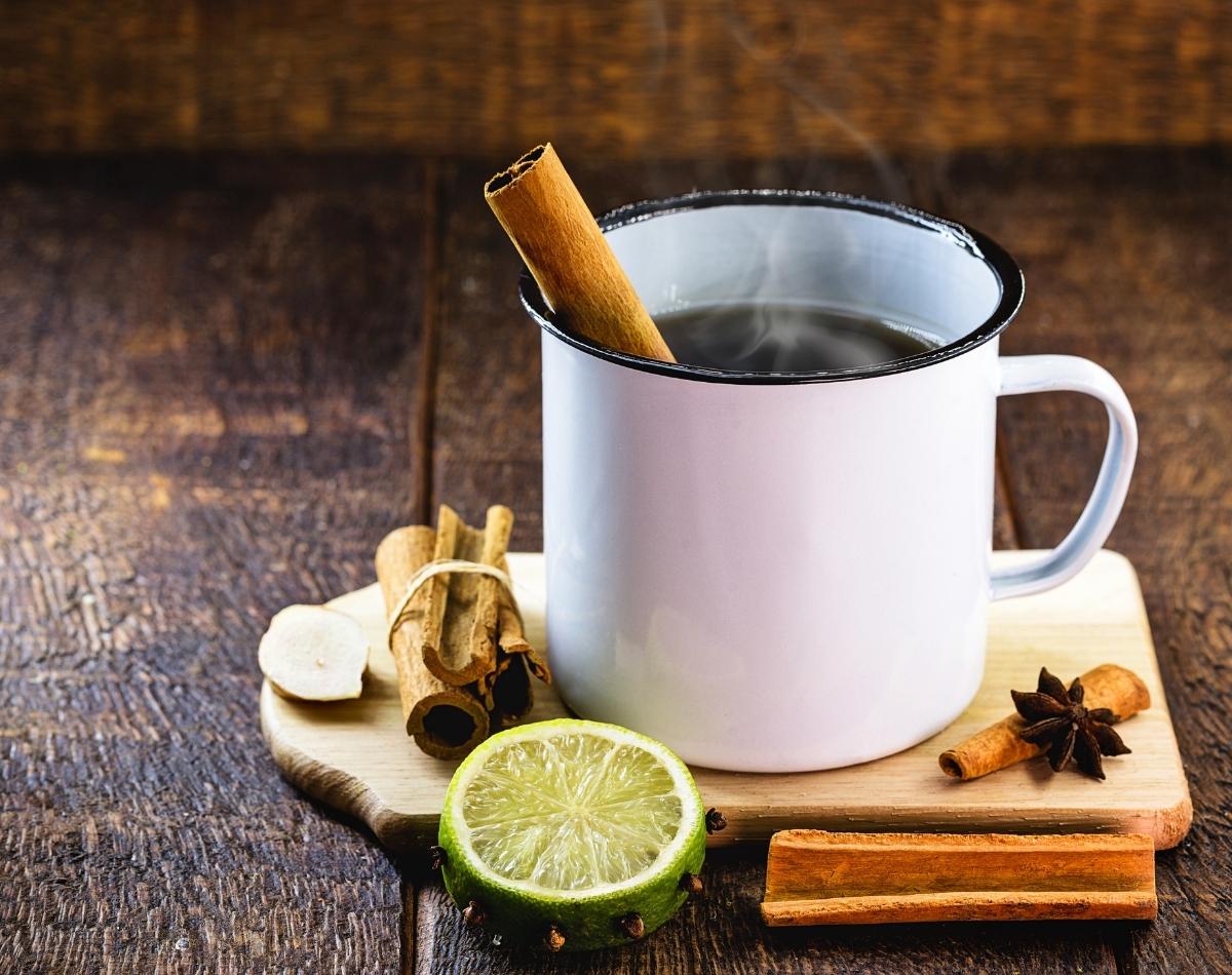 Como fazer quentão com gengibre e cachaça em 6 passos simples - foto: Canva Como fazer quentão com gengibre e cachaça em 6 passos simples - foto: Canva