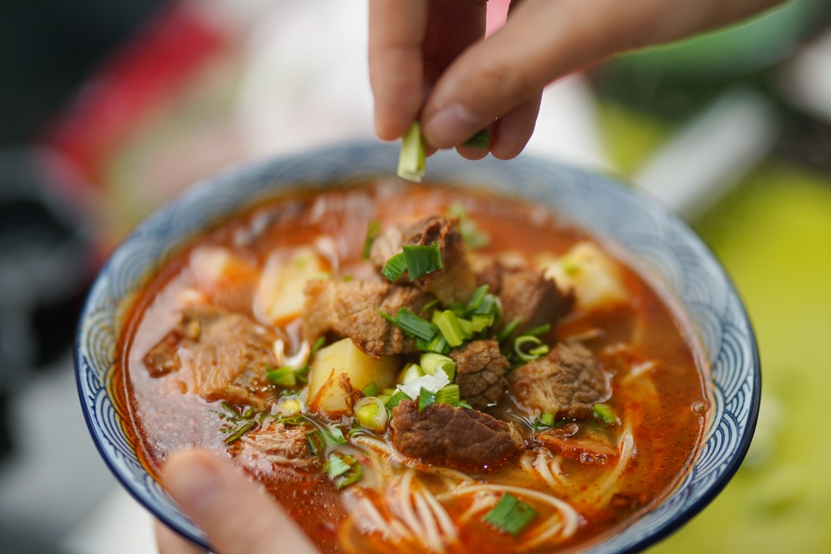Como fazer sopa de macarrão com carne simples? Veja como é rápido com esse método