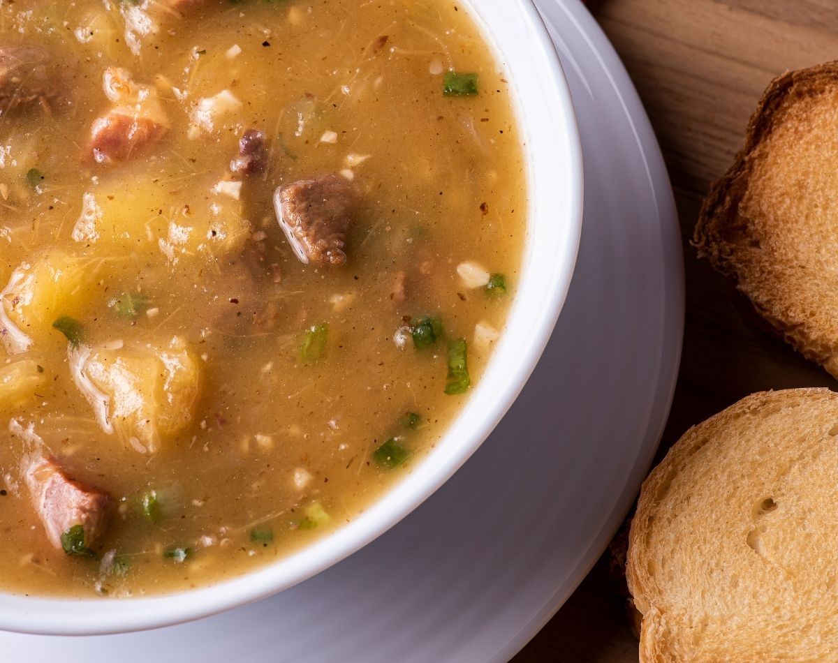 Como fazer sopa de mandioca simples - foto: Canva