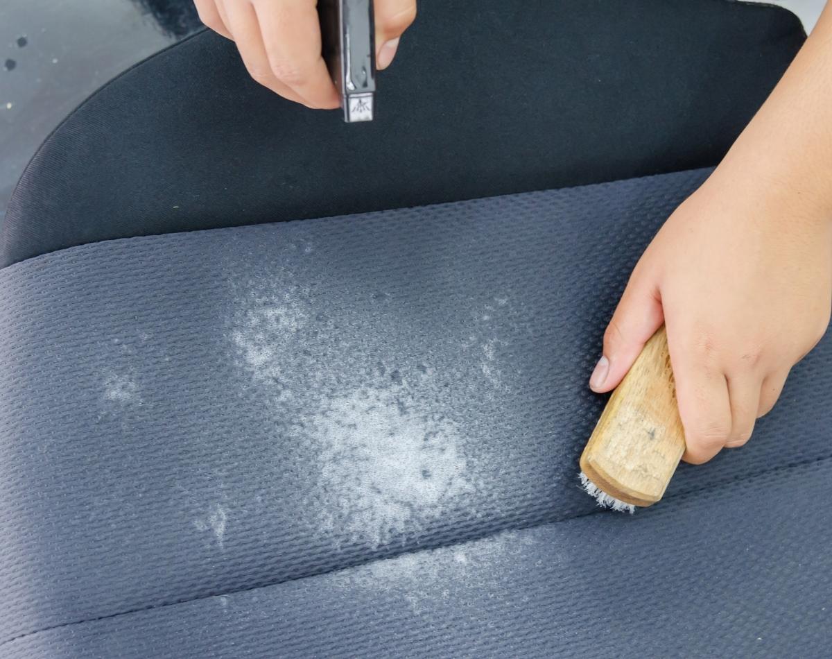 Como limpar bancos de carro de tecido? conheça misturinha milagrosa! - foto: Canva