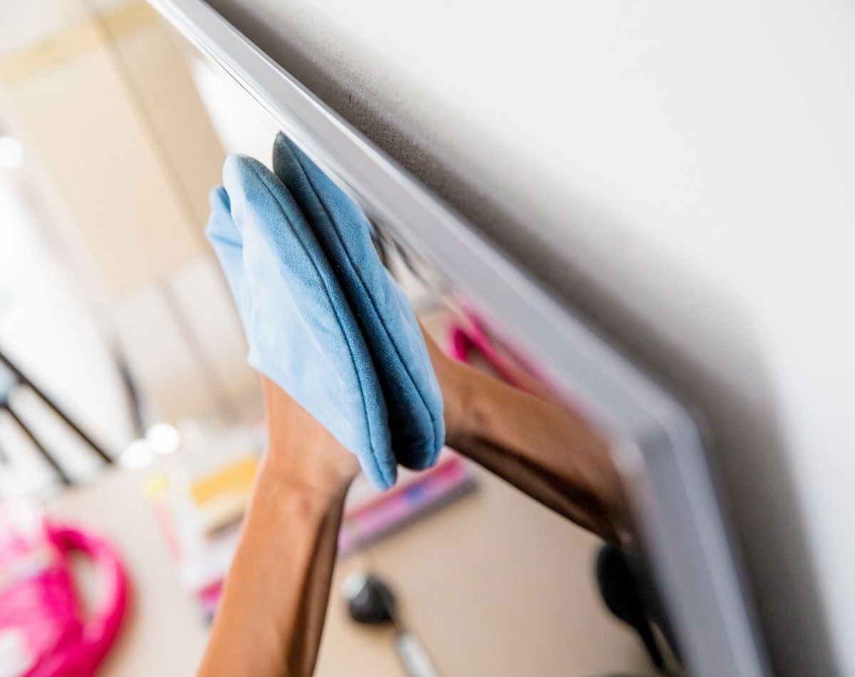 Como limpar tela de TV: confira como deixá-la limpinha de maneira simples! - foto: Canva Como limpar tela de TV: confira como deixá-la limpinha de maneira simples! - foto: Canva
