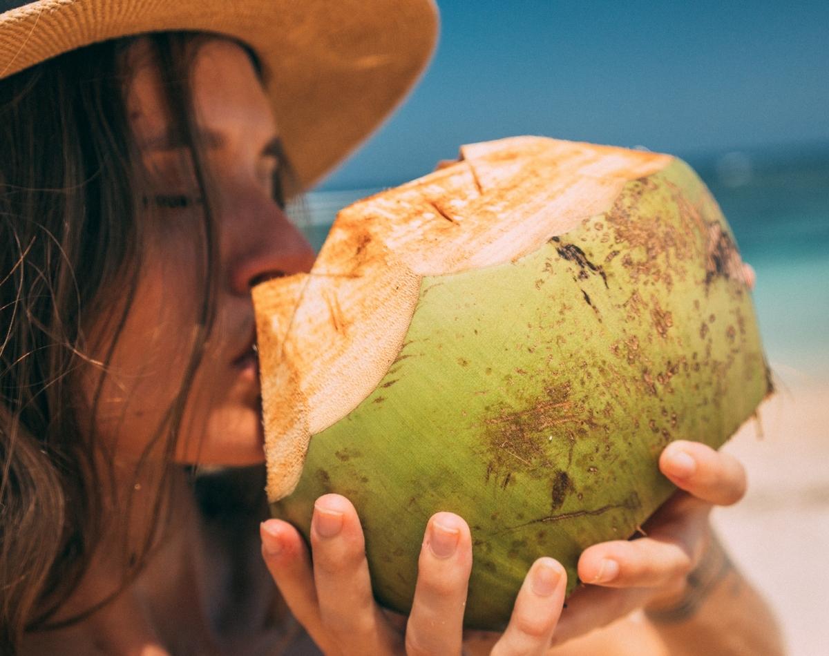 Depois de conhecer esses benefícios da água de coco você nunca mais vai querer parar de tomar! - foto: Canva Depois de conhecer esses benefícios da água de coco você nunca mais vai querer parar de tomar! - foto: Canva