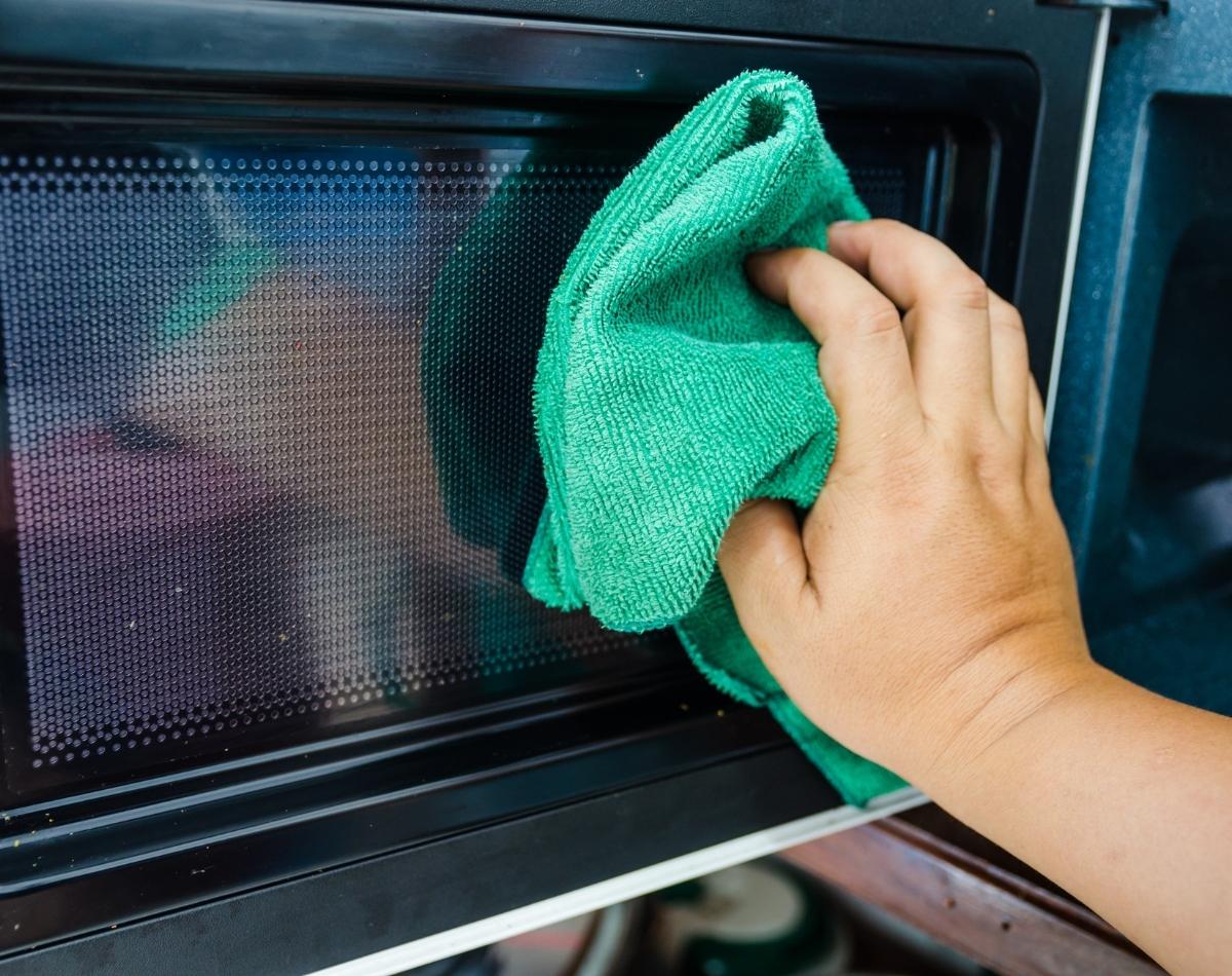 Descubra como limpar micro-ondas com bicarbonato (e mais duas receitas bônus) - foto: Canva