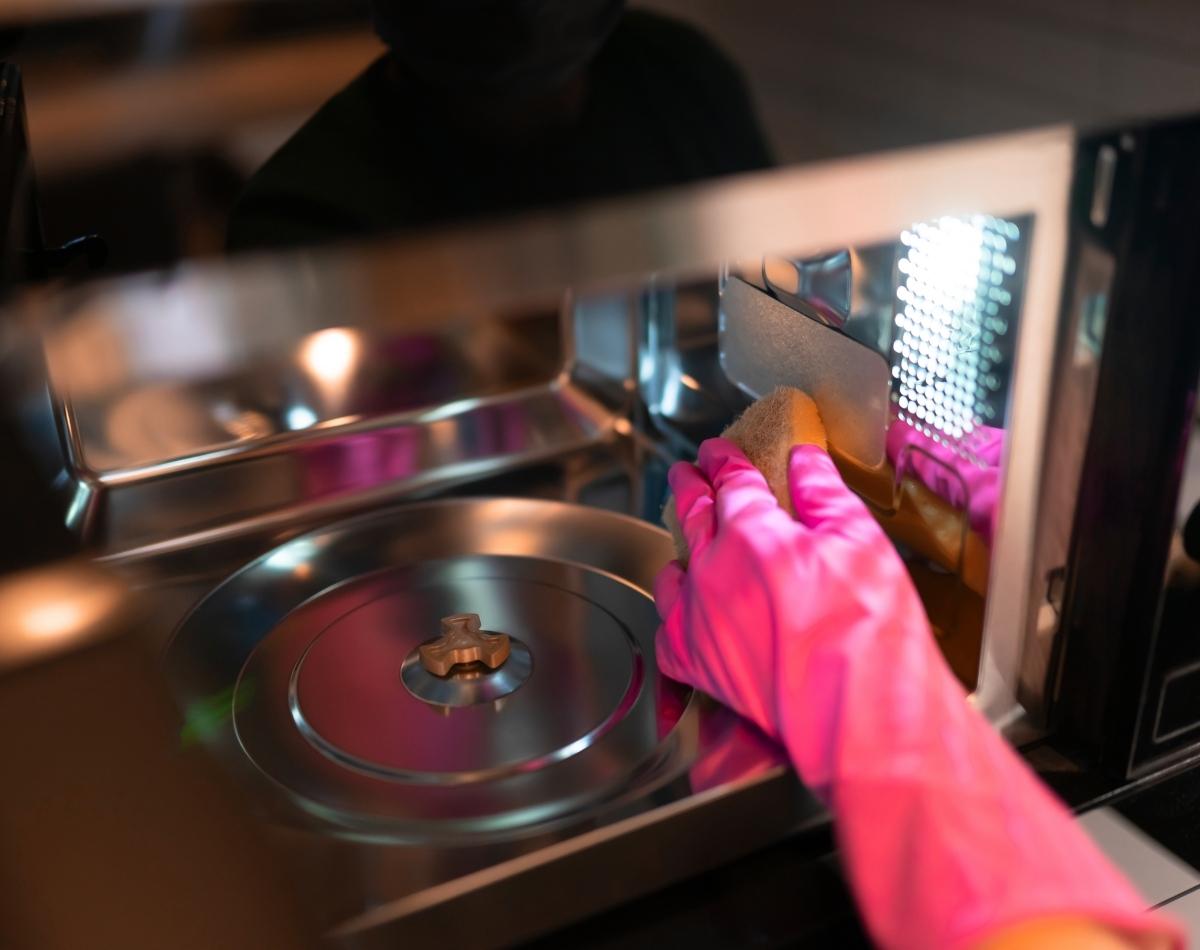 Descubra como limpar micro-ondas com bicarbonato (e mais duas receitas bônus) - foto: Canva