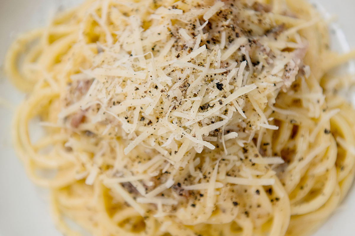 Macarrão com frango ao molho branco: ideal para almoço de sexta!