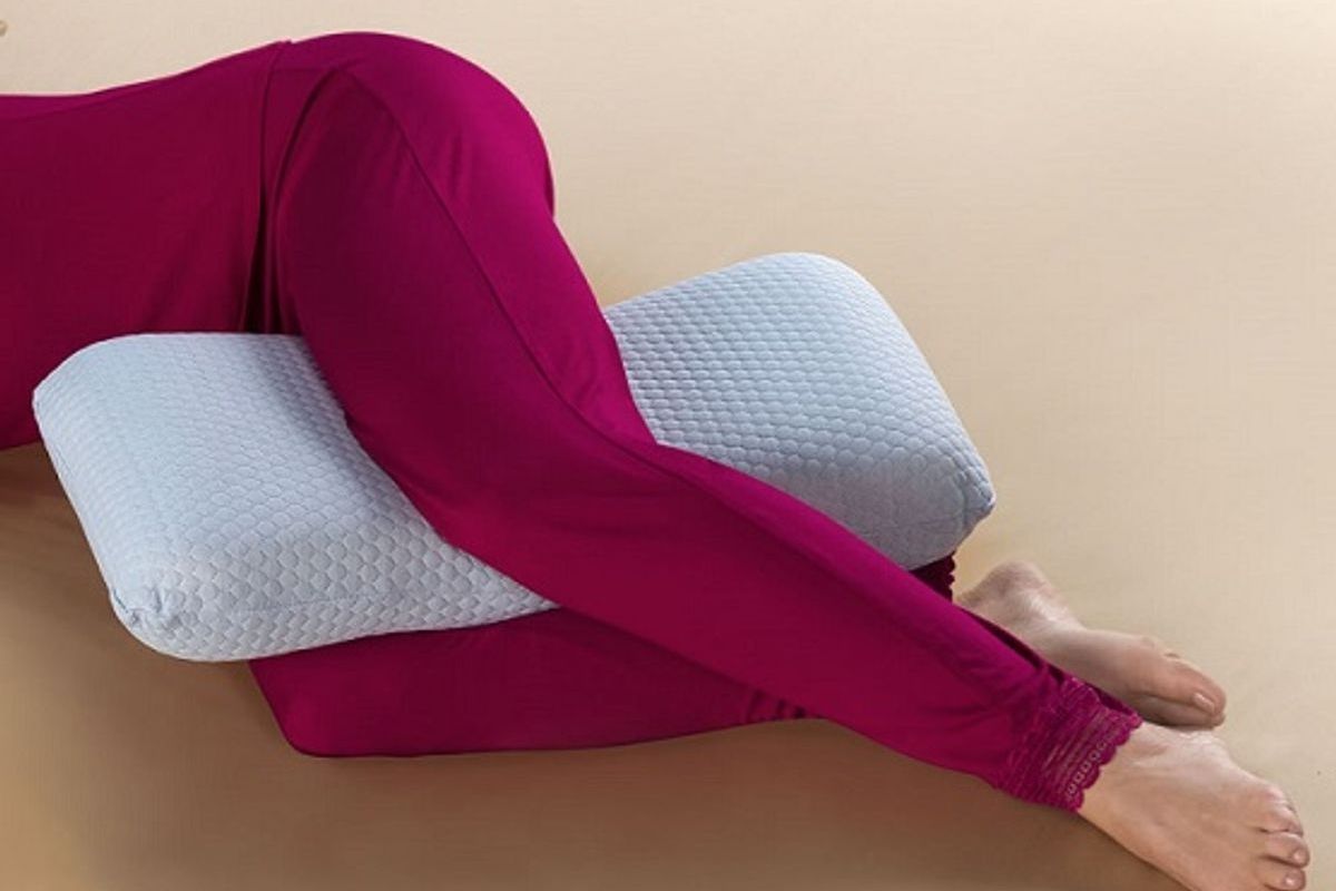 3 dicas do jeito certo de dormir com travesseiro! Faça assim e tenha um melhor sono - Foto: canva.