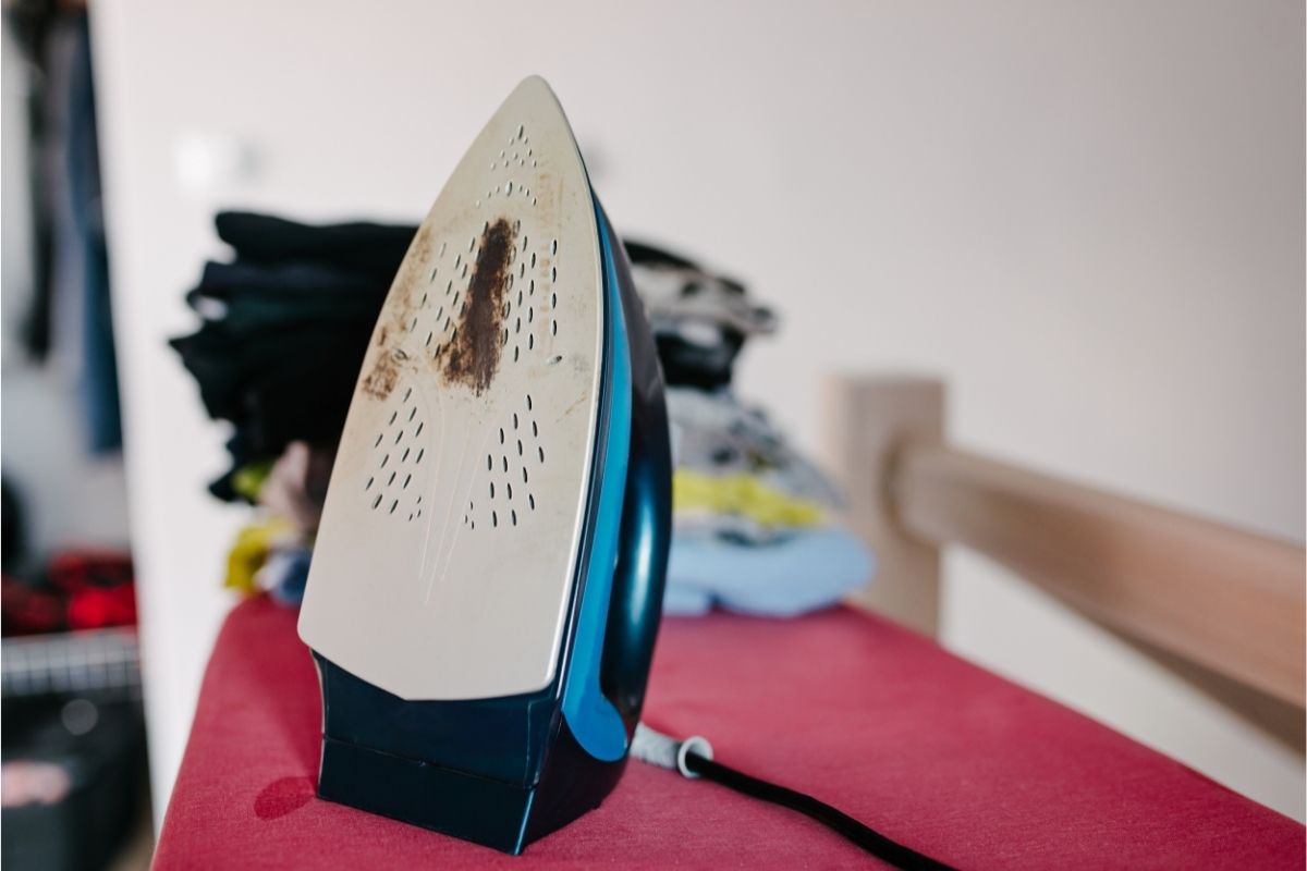 Como limpar ferro de passar roupa antiaderente queimado? Veja como é simples e rápido - Foto: Canva Pró