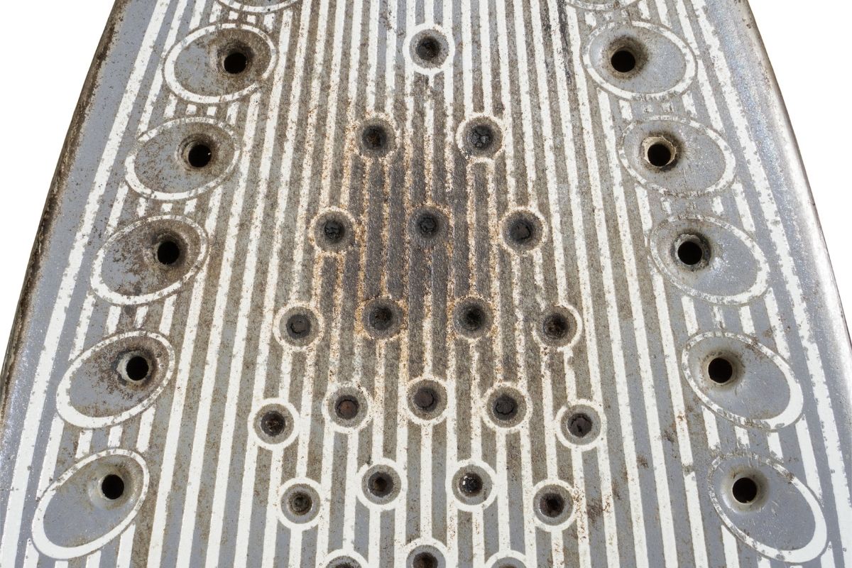 Como limpar ferro de passar roupa antiaderente queimado? Veja como é simples e rápido - Foto: Canva Pró