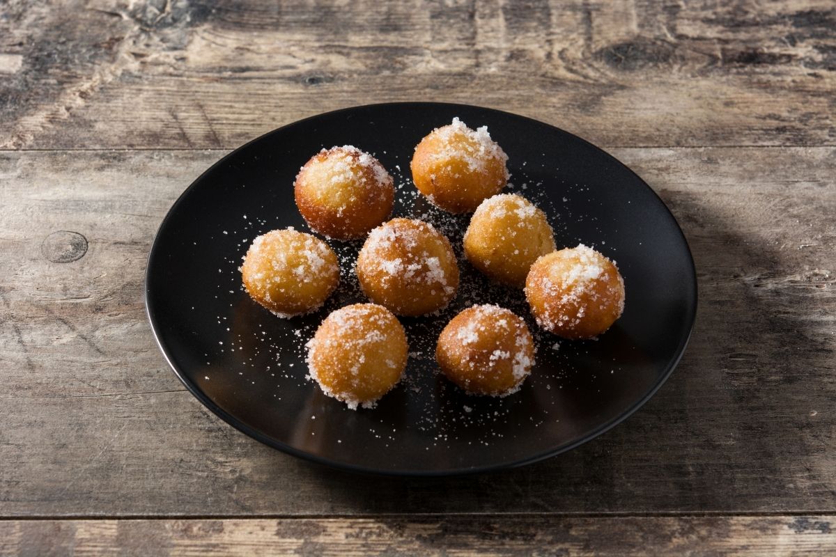 Como fazer bolinho de chuva sequinho simples? Veja essas dicas e faça em poucos minutos/ Fonte: Canva