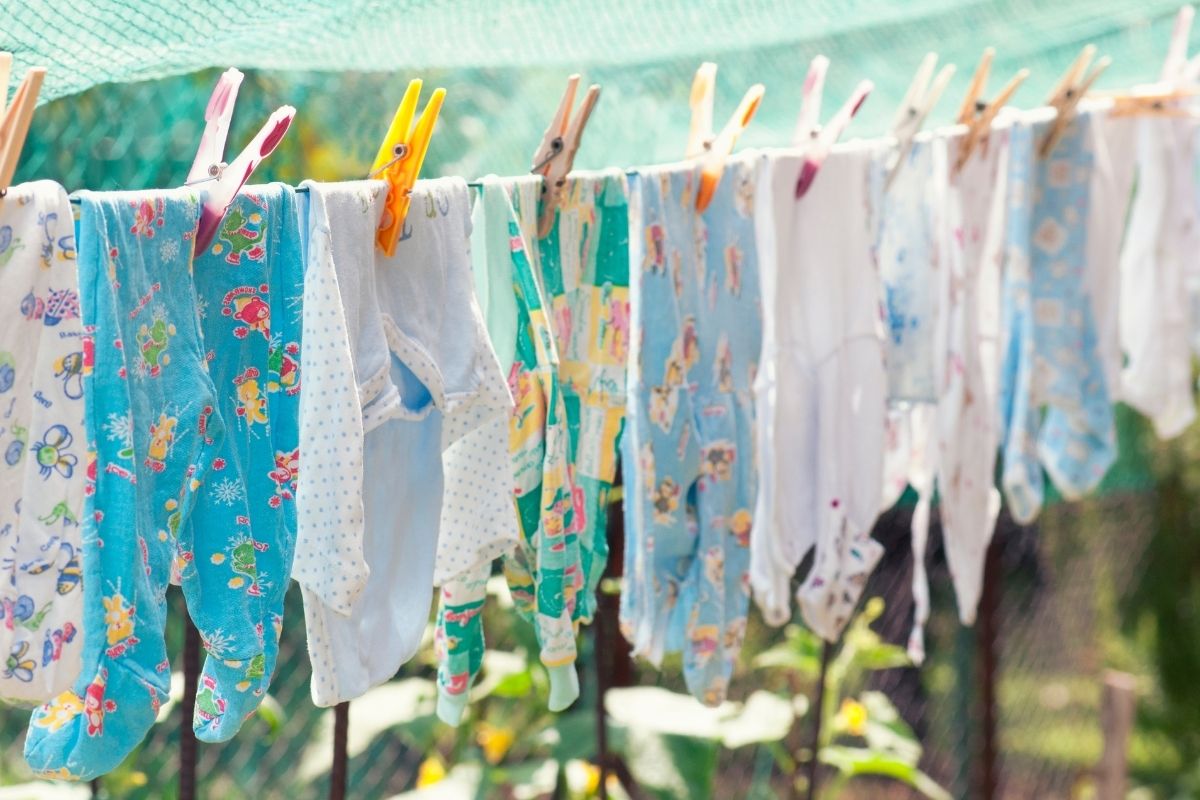 O JEITO CERTO de lavar roupa encardida de bebê: essa é a forma correta!/ Fonte: Canva