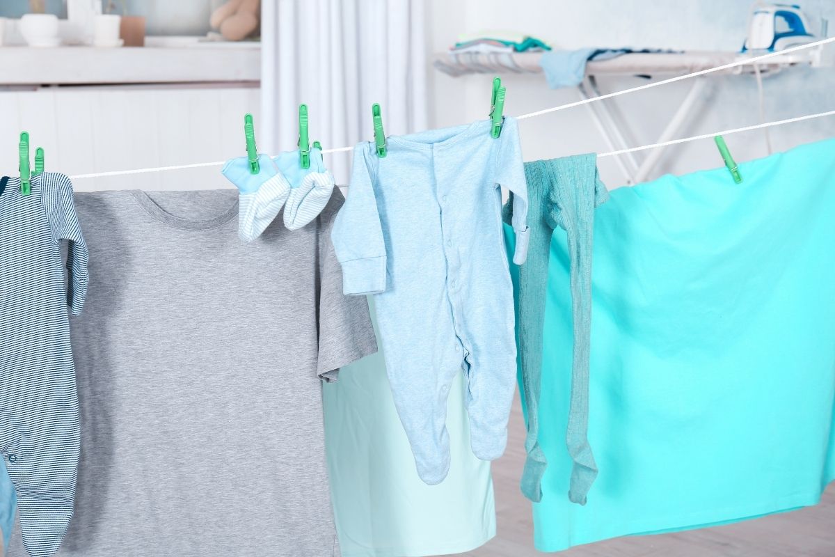 O JEITO CERTO de lavar roupa encardida de bebê: essa é a forma correta!/ Fonte: Canva