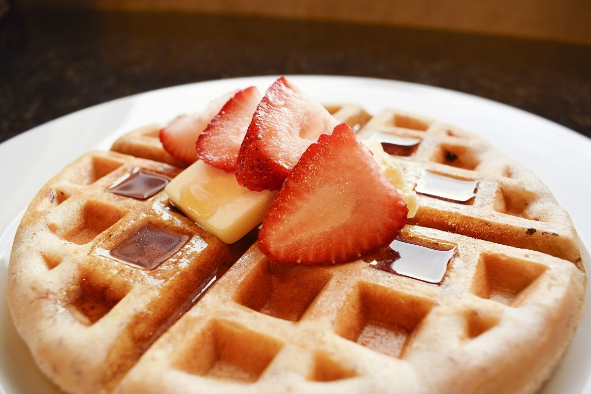 Veja como é fácil fazer waffles: faça até na frigideira! É super rápido!/ Fonte: Canva