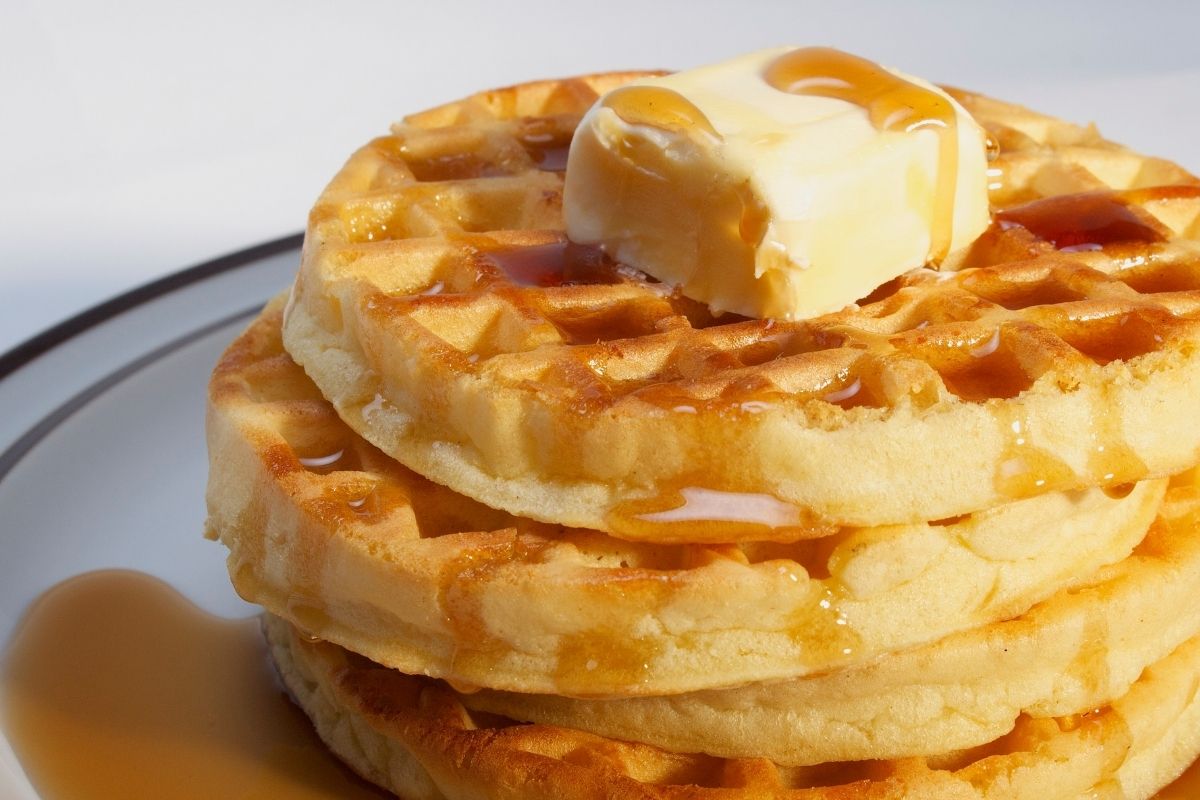 Veja como é fácil fazer waffles: faça até na frigideira! É super rápido!/ Fonte: Canva