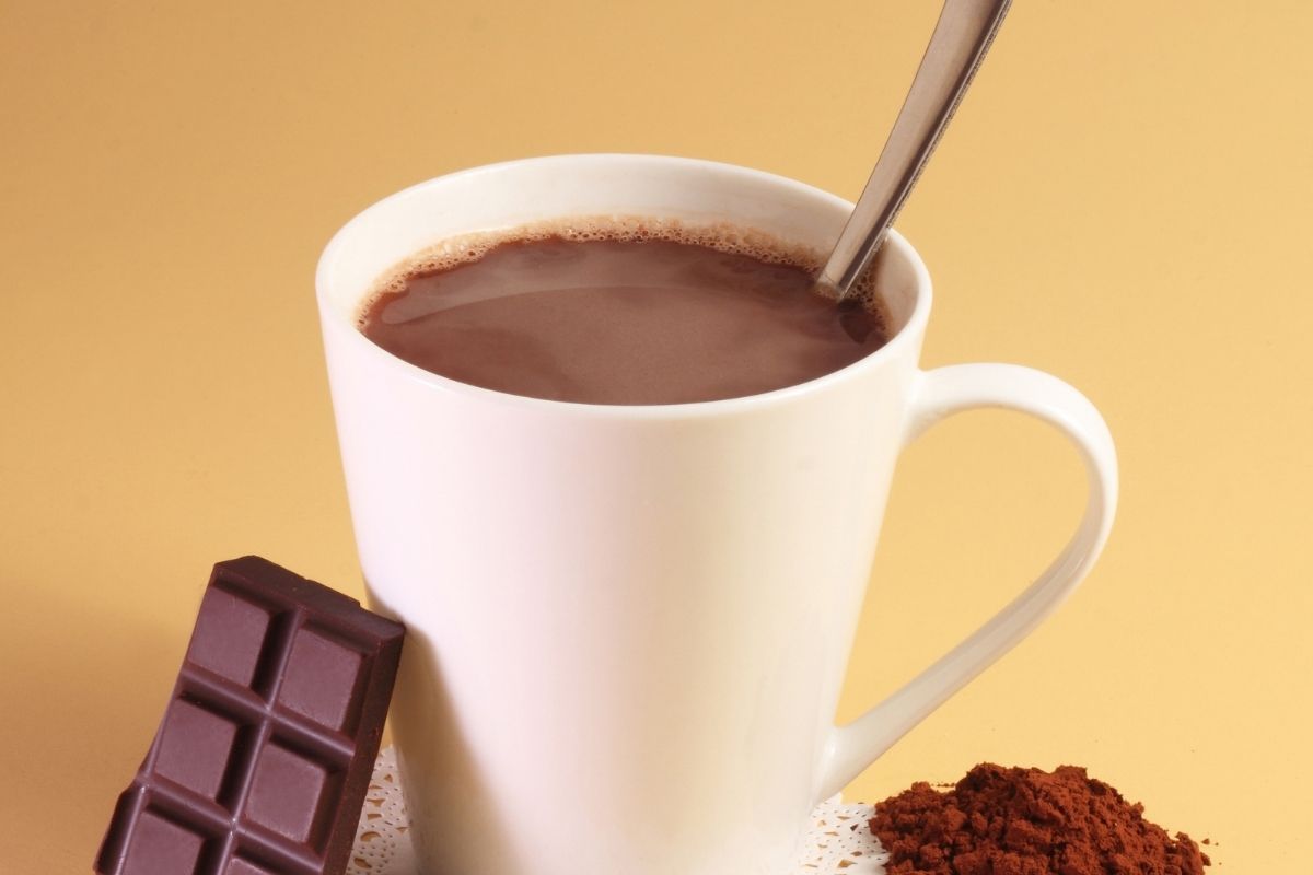 Faça hoje o chocolate quente cremoso mais fácil que você já fez: aproveite o friozinho!/ Fonte: Canva