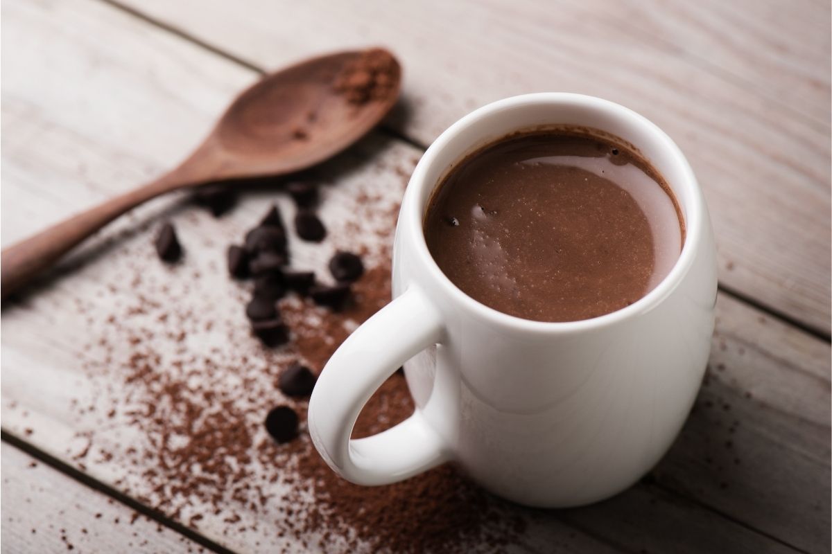 Faça hoje o chocolate quente cremoso mais fácil que você já fez: aproveite o friozinho!/ Fonte: Canva