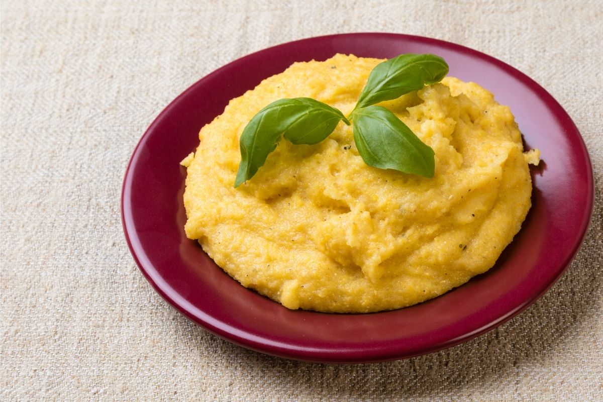 Receita de polenta simples: essa é fácil e não empelota!/ Fonte: Canva