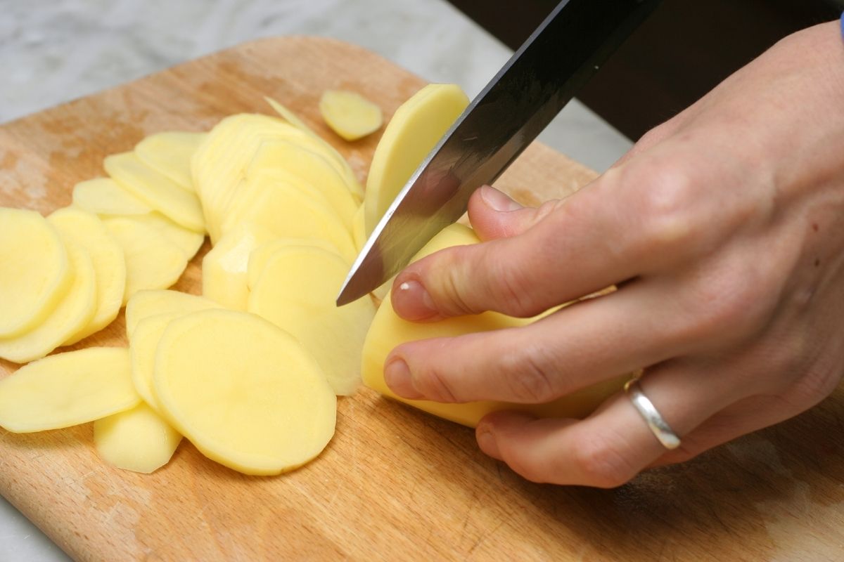 Receita de batata gratinada: preparo rápido e muito fácil!/ Fonte: Canva