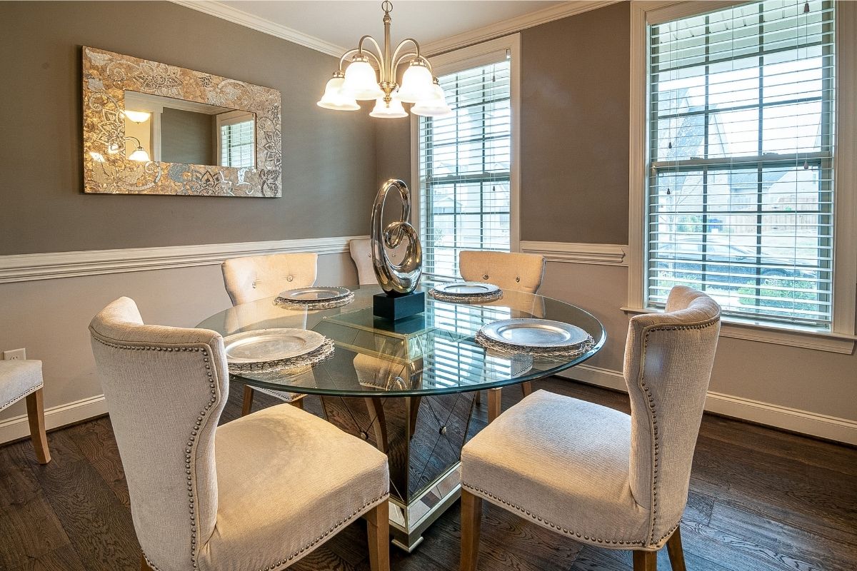 Como limpar a mesa de vidro sem deixar manchas? Confira essas dicas especiais (Fonte: Canva)