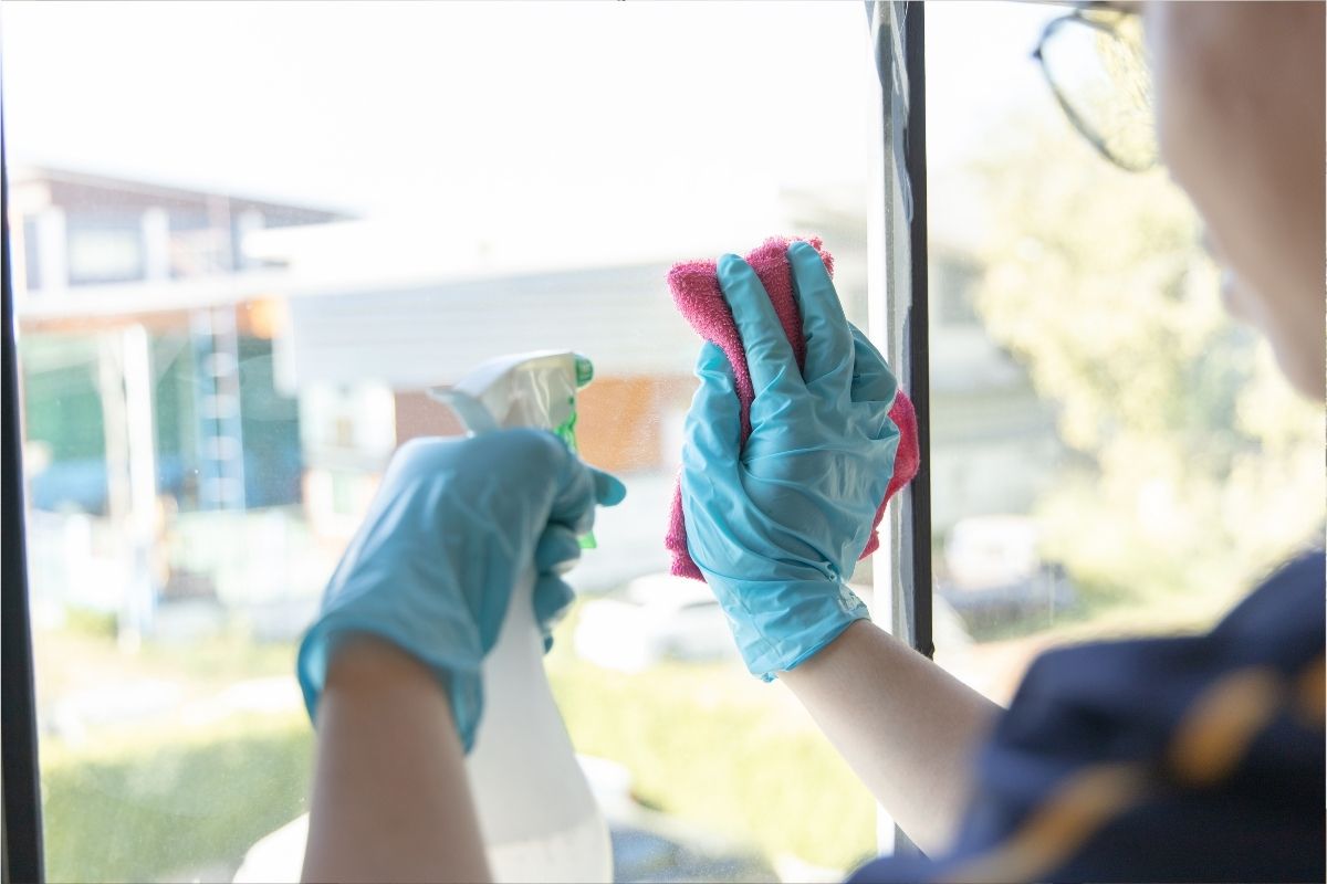 Como limpar a mesa de vidro sem deixar manchas? Confira essas dicas especiais (Fonte: Canva)