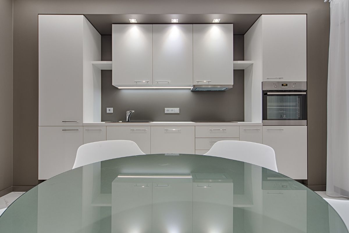 Como limpar a mesa de vidro sem deixar manchas? Confira essas dicas especiais (Fonte: Canva)