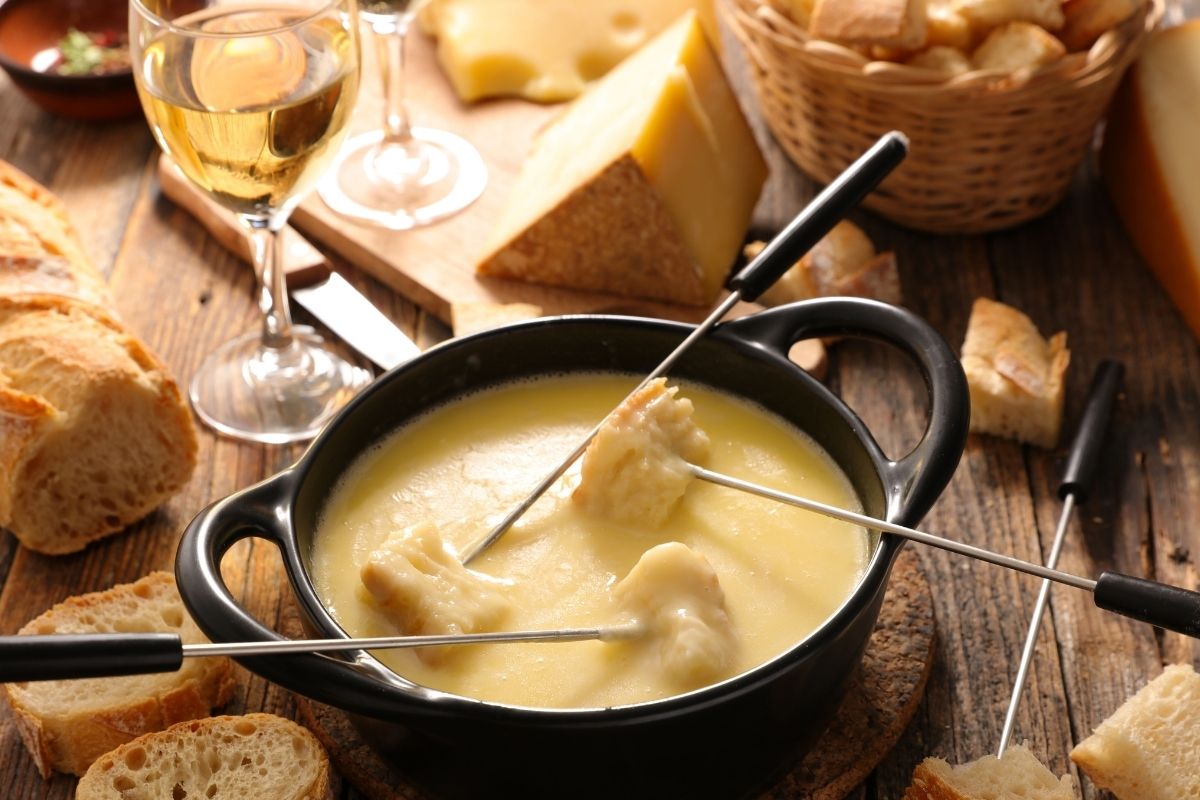 Saiba o jeito certo de fazer fondue de queijo pronto : confira o que vai para ficar bem gostoso - Foto Canva Pró