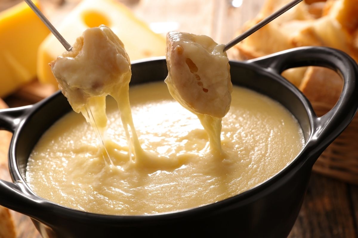 Saiba o jeito certo de fazer fondue de queijo pronto : confira o que vai para ficar bem gostoso - Foto Canva Pró