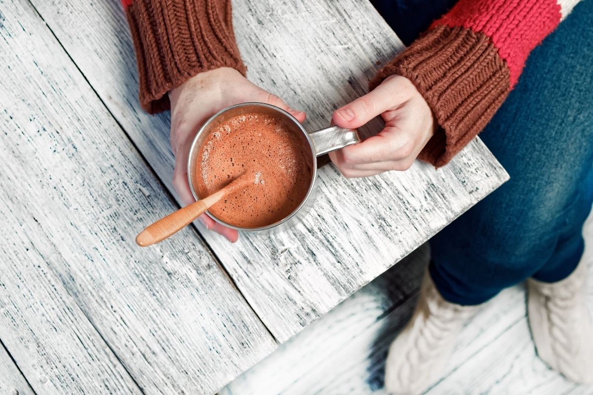 Receita de choconhaque: aprenda a fazer essa super bebida para aquecer seu inverno!/ Fonte: Canva