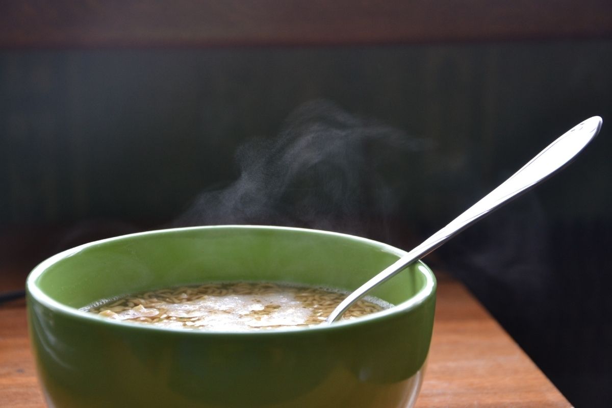 Aprenda agora a fazer uma sopa simples de macarrão: mesmo se você nunca fez, vai conseguir com esse passo a passo!/ Fonte: Canva
