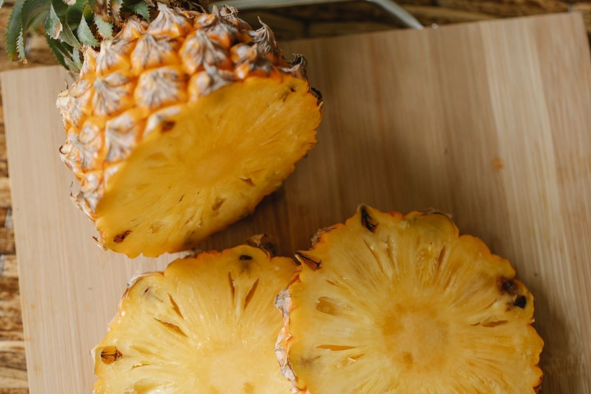 Bolo gelado de abacaxi com coco: fácil de fazer, perfeito pras crianças! (Fonte: Canva)