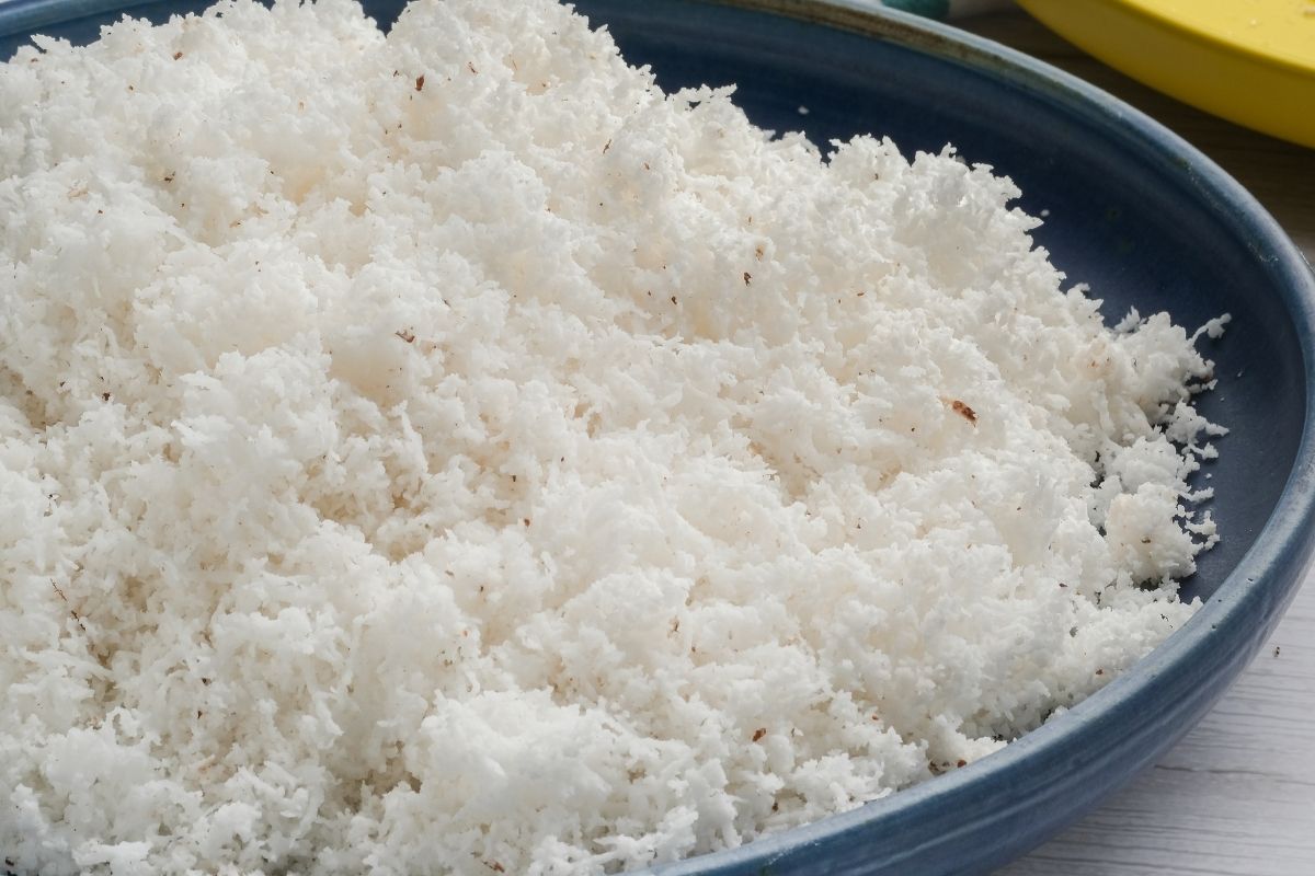 Bolo gelado de abacaxi com coco: fácil de fazer, perfeito pras crianças! (Fonte: Canva)