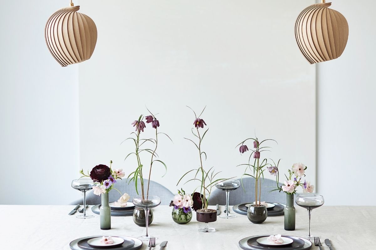 Ideias para decorar mesa da sala de jantar: confira 3 opções para embelezar sua casa! - Foto Canva Pró