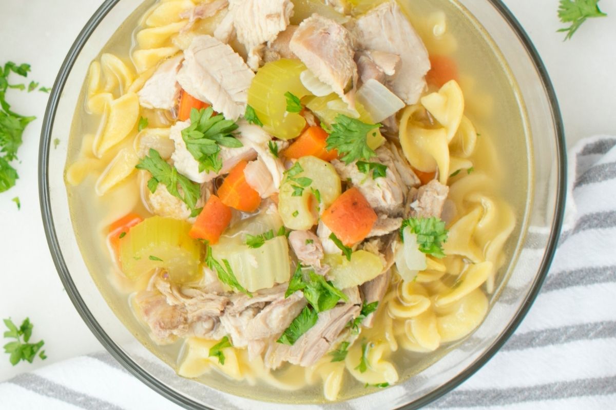 Verdade ou mito? Comer sopa de macarrão engorda ? Descubra a verdade agora mesmo! - Foto Canva Pró