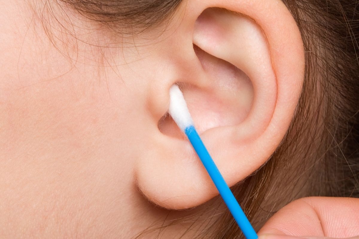 Aprenda o jeito certo de como limpar o ouvido corretamente com cotonete - Foto: canva.