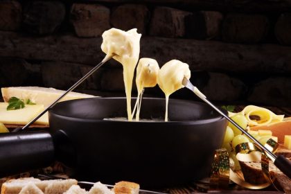 Como fazer fondue em casa, aquele molho de queijos bem quente e cremoso - Foto: Canva