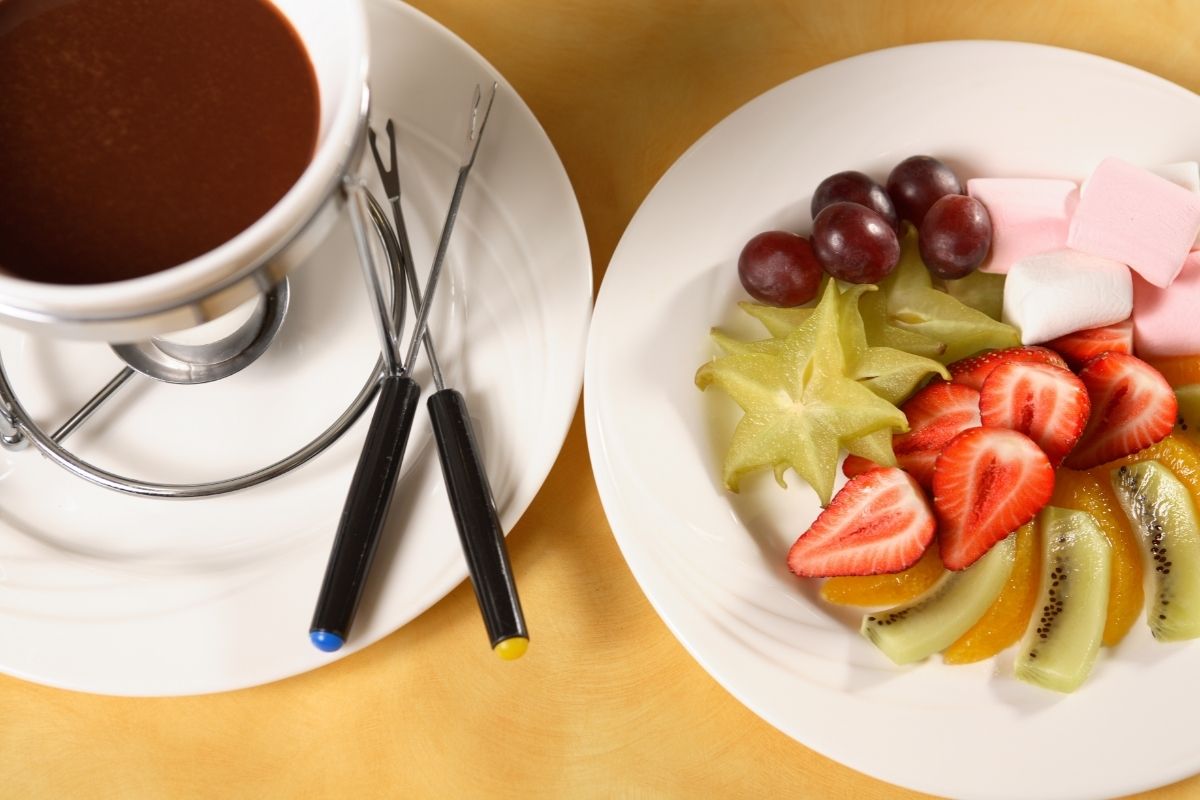 Aprenda como fazer fondue de chocolate para servir em dias especiais - Foto: Canva