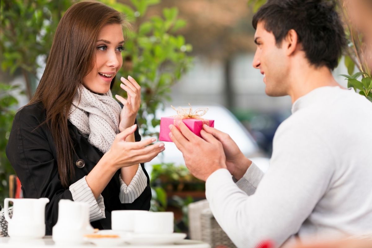 Presente no dia dos namorados: o que dar? Como planejar algo? Descubra agora! / Reprodução Canva