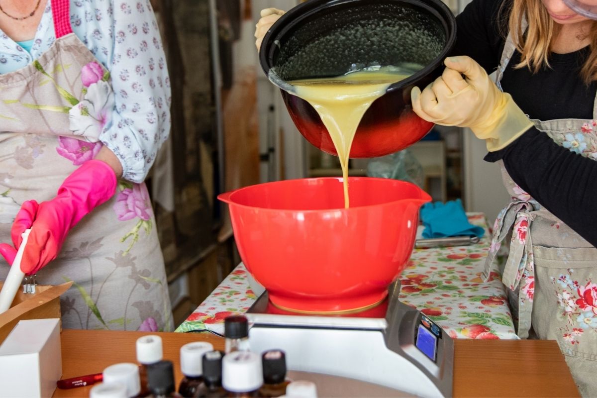 Como fazer sabonete com bucha? Especial para fazer sua renda melhorar, cosmetologia em casa - Foto: Canva