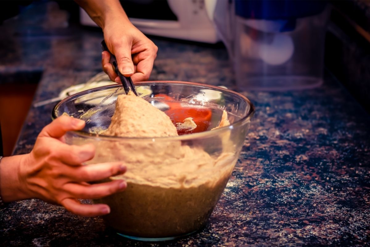Como fazer bolo de pinhão com coco! Receita simples que deixa fofinho - Foto: Canva