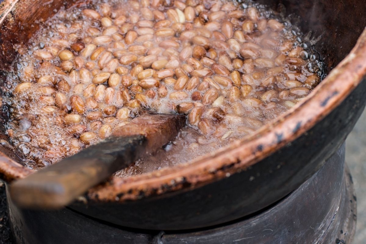 Como fazer amendoim caramelizado aquele gostoso de festa junina! - Foto: Canva