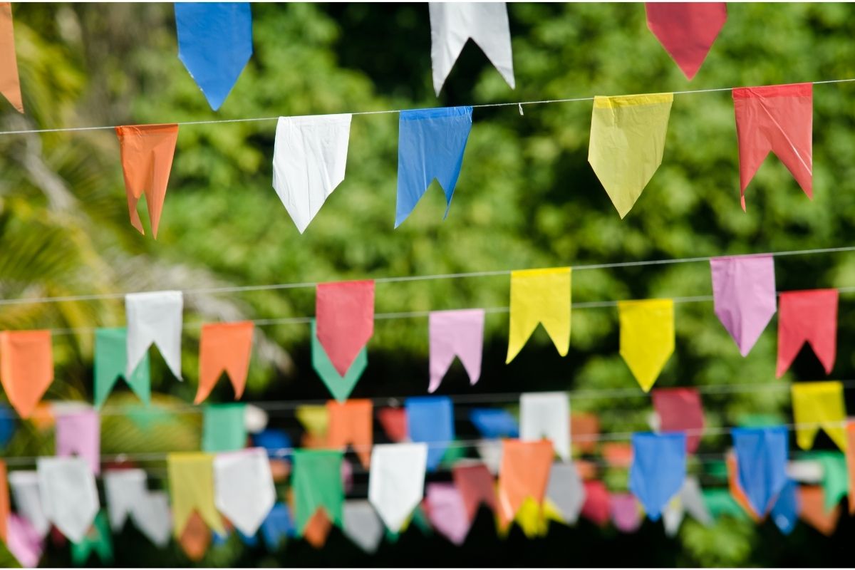 Lindas bandeirinhas de festa junina! Muito coloridas, veja como fazer bandeiras de muitos materiais - Foto: Canva