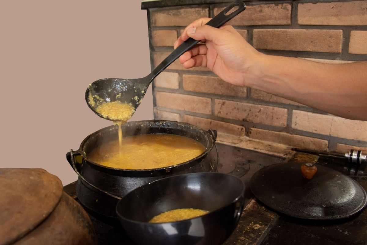 Como fazer caldo de milho para festa junina. Temperadinho para servir na quadrilha - Foto: Canva