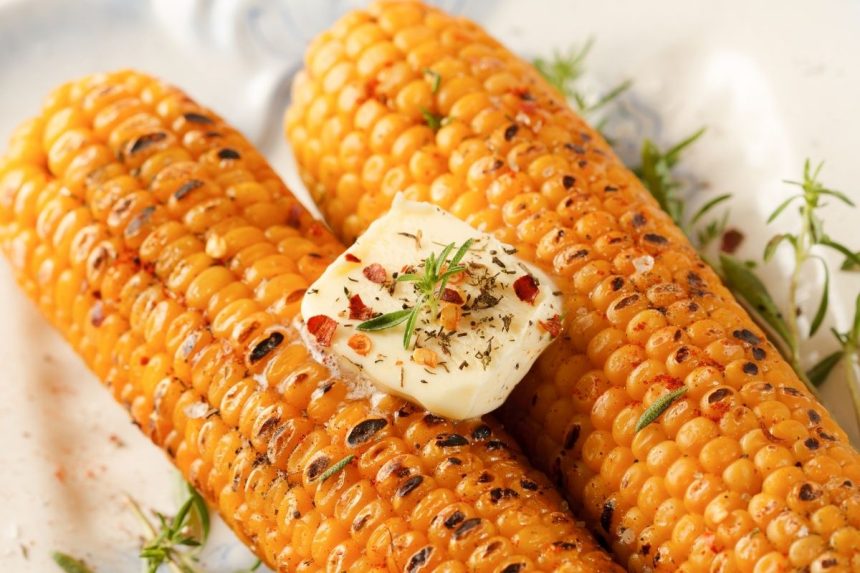 Comida típica de festa junina: milho assado na brasa. Veja como fazer para não ficar duro - Foto: Canva