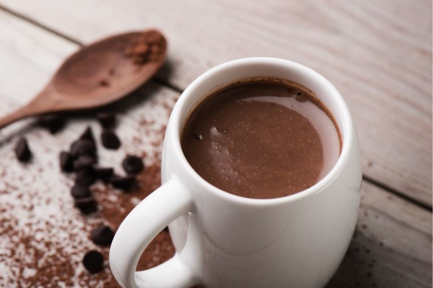 Veja o melhor método de fazer chocolate quente cremoso ! Fácil com 3 ingredientes - Foto CanvaPró