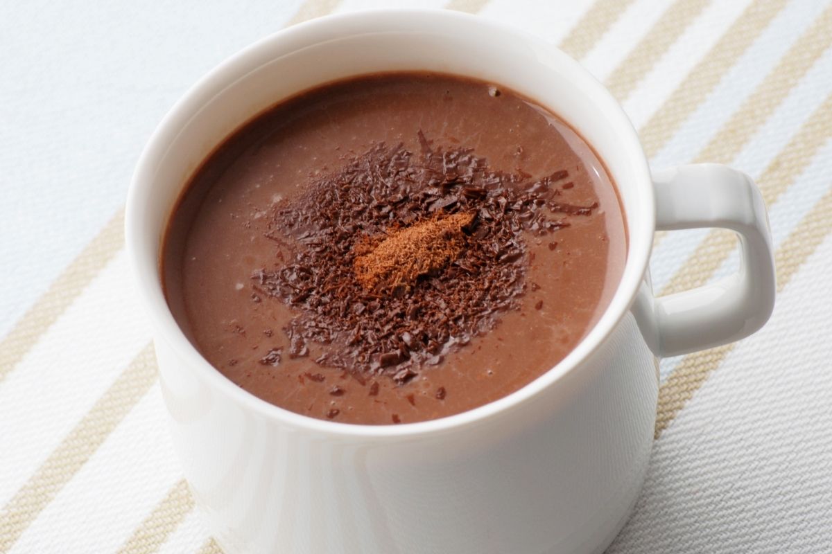 Veja o melhor método de fazer chocolate quente cremoso ! Fácil com 3 ingredientes - Foto CanvaPró