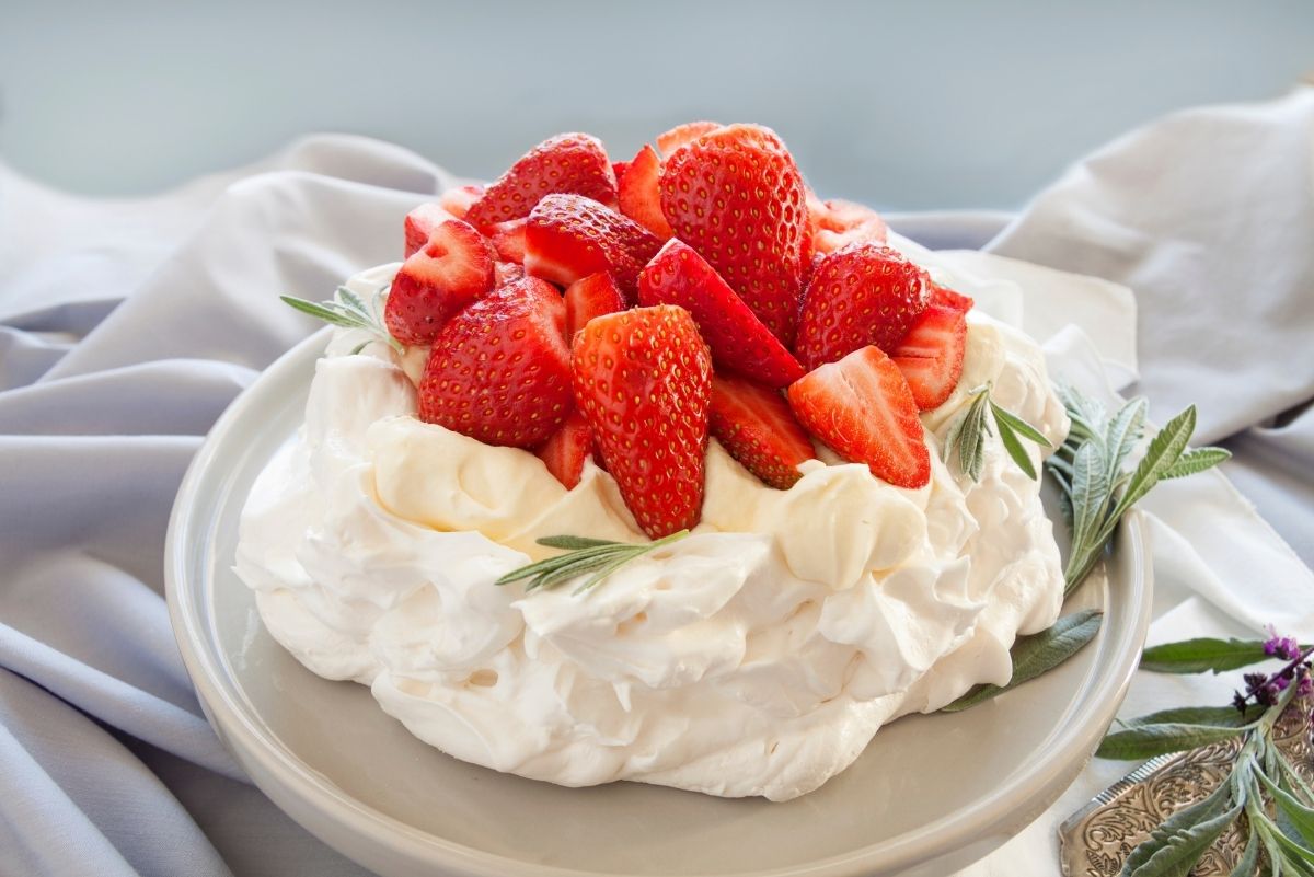 Receita de pavlova: faça igual ao chef, não erre mais, é a queridinha do momento! - Fonte: canva