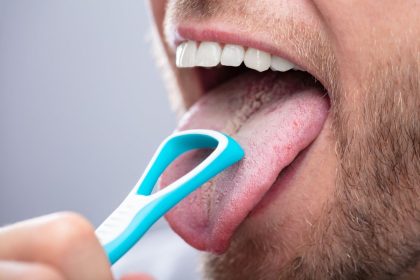 Como limpar a língua corretamente? Pode ou não pode? Confira agora! - Fonte: Canva