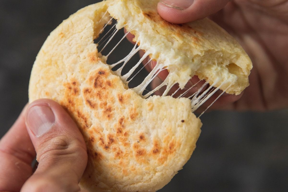 Pão de queijo recheado com doce de leite: fácil, rápido e delicioso! (Fonte: Canva)